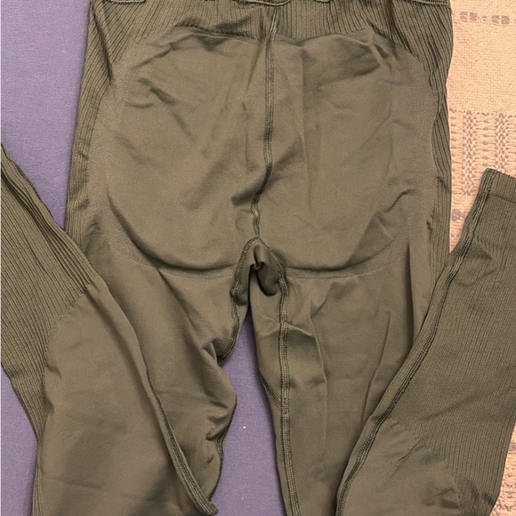 Peloton Women's Green leggings - Picture 2 of 3